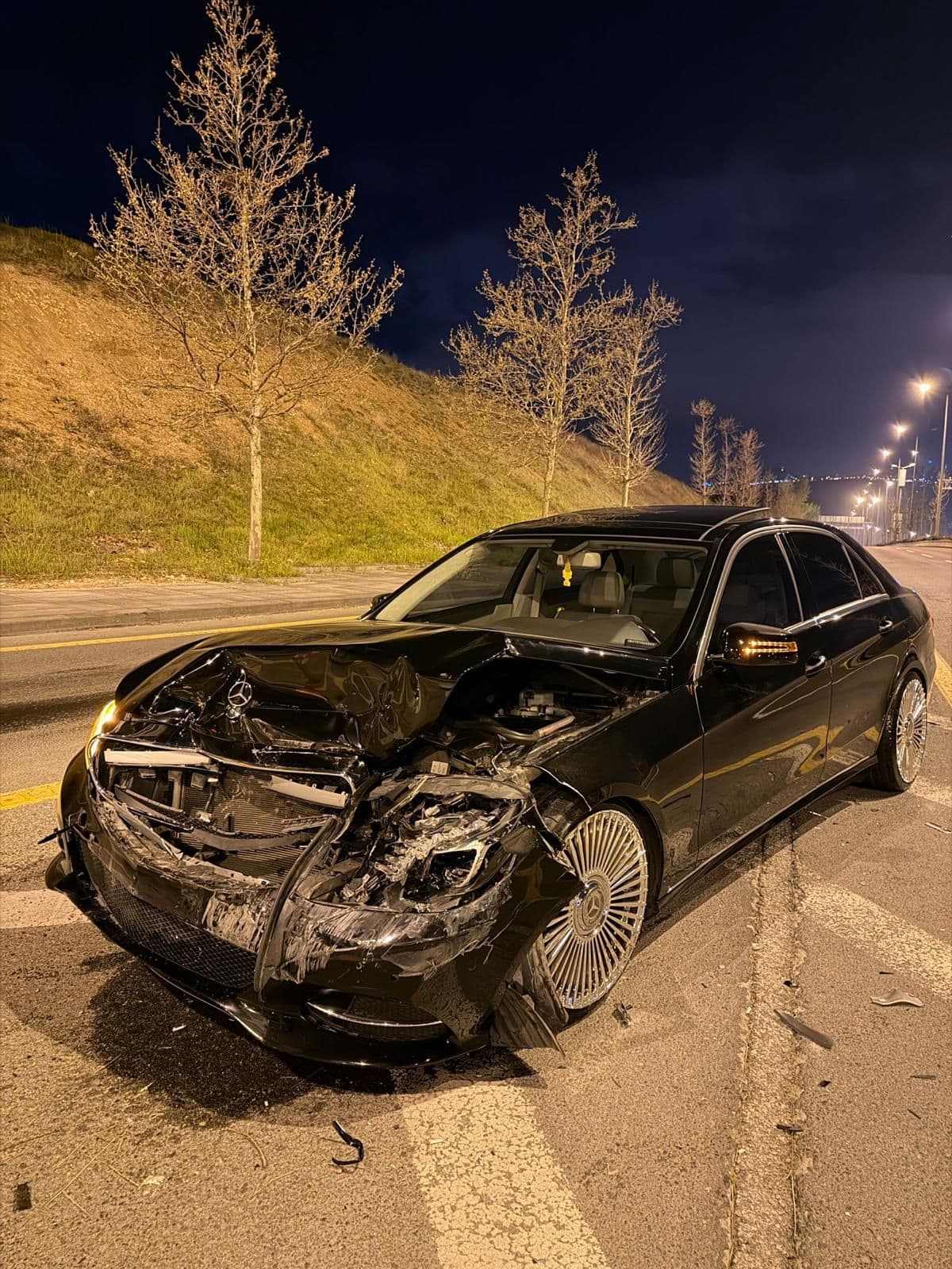Mercedes-Benz sedan, gece kazası, ön hasar